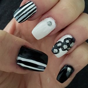Black and white nails. 🔳