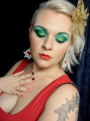 Traditional Christmas Colours
4th look featuring in my '8 Days of Christmas' series.
To view the tutorial on my youtube channel, click below:
http://youtu.be/1BFIy5pkLsk