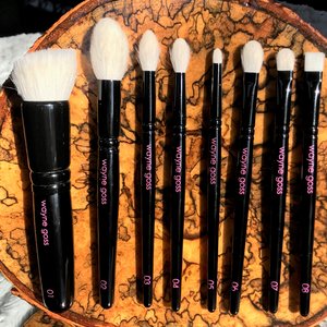 Wayne Goss Anniversary Set VOL 2. Now with all white goat bristles with one exception, Wayne’s first synthetic #08. You are now able to use any type of product creams, liquids, gels or powders. Whether you’re new to the world of Goss brushes or a die hard fan like me. Once you try them & feel how luxuriously soft they are, this versatile set will become your go to brushes. :)