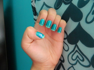 Sally Hansen - Hard As Nails
The Real Teal
Pacific Blue (for the flower)

L'oreal - Colour Riche Nails
Club Prive
