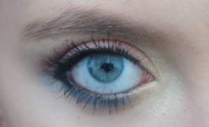 This was a simple look I created today with of course blue, orange and gold to crate a summer inspired eye!