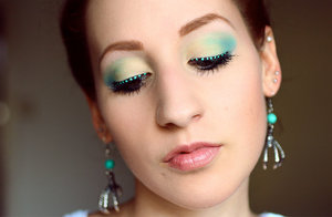 More photos and information here:

http://www.rauschgiftengel.com/2013/08/make-up-pastel-green-dot-eyeliner.html