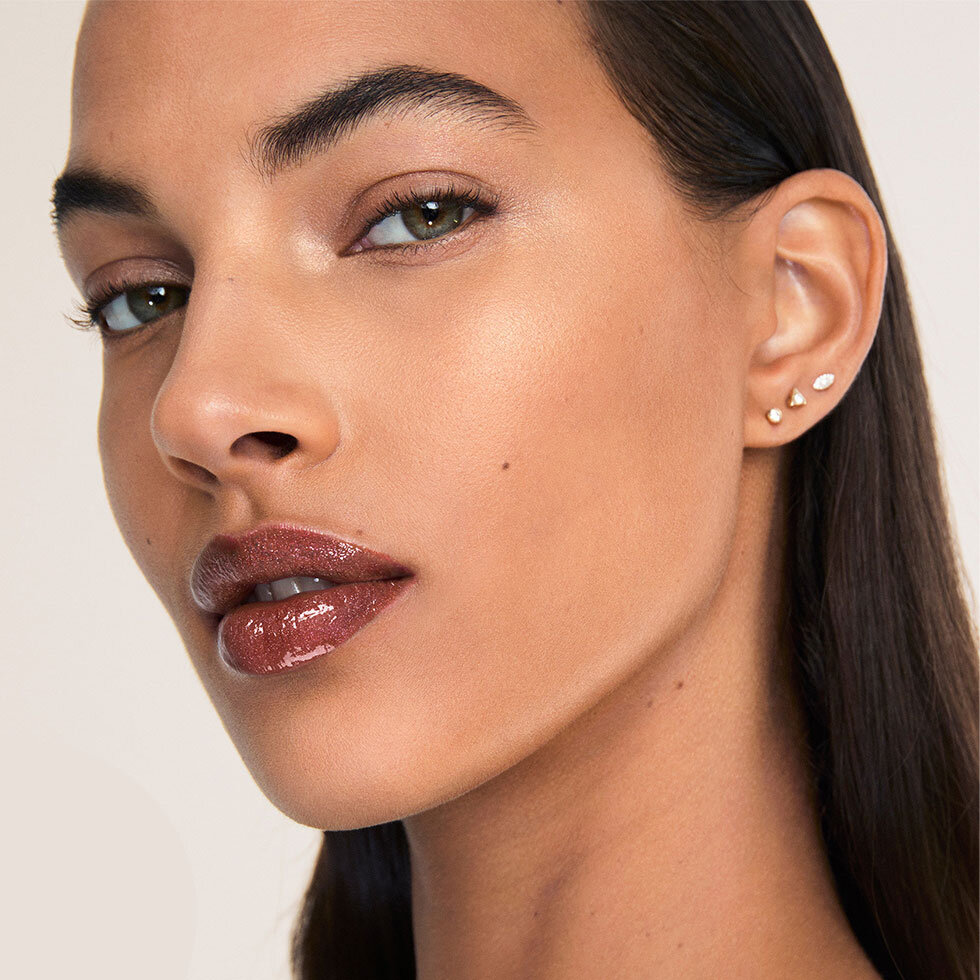 Hourglass model wearing the Phantom Volumizing Glossy Balm