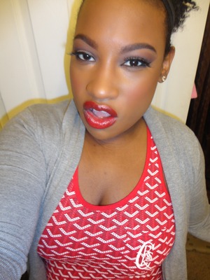 neutral eye with red lip