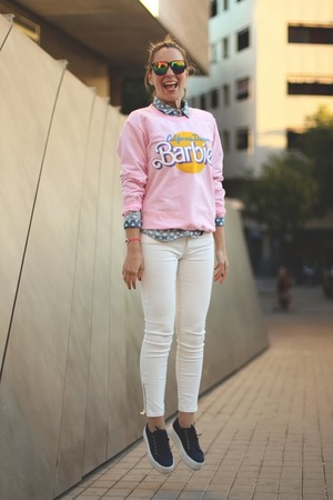 Pink pullover, featuring a scoop neck and long sleeves, barbie printed to the front, ribbed details to the hem and cuffs. Soft wearing and high street style design.