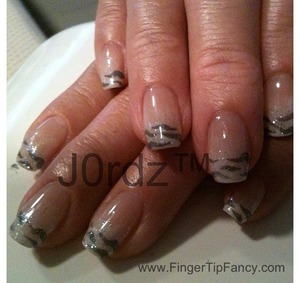 http://fingertipfancy.com/zebra-grey-white-ombre-nails