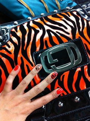 i painted my nail earlier in the week....  then I went shopping, looking at purses and found it matching me! lol 
