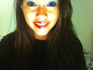 Feeling creative :)
Emerald Green smokey eye & red lips
Blue smokey eye & pinky nude lips