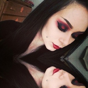 Dark makeup with Sugarpill Love + and black eyeshadow from Emite makeup in Dams. Lips are makeupstore "devil".