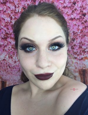 Justtt a classic, fabulous, great, amazing, fantabulous, smokey eye passing by ;).
http://theyeballqueen.blogspot.com/2016/12/holiday-series-dramatic-chocolate-taupe.html