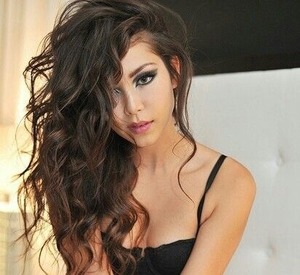 I would love to learn how to curl hair like this