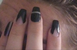 black nails with design 
