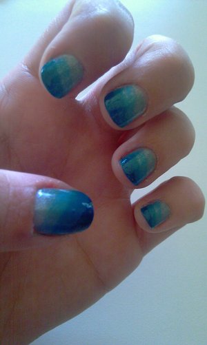 Blue gradient nail