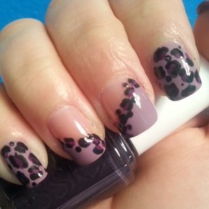 Leopard print is so simple to do, yet really makes for an elegant design on the nail. Products used were Essie's 'Warm and Toasty Turtleneck' and 'Under the Twilight'. 