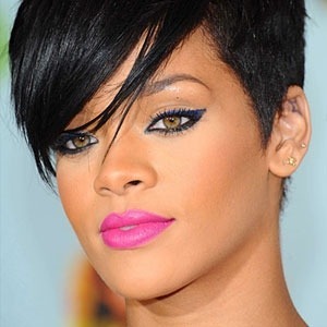 Loving Rihanna's pink lips on this photo