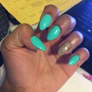 😍 mint and gold nails.