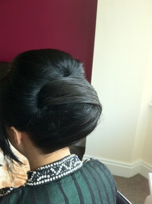 Folded bun updo, for wedding partys or special occassions. Under 10 mins.
Used bobby pins to secure.