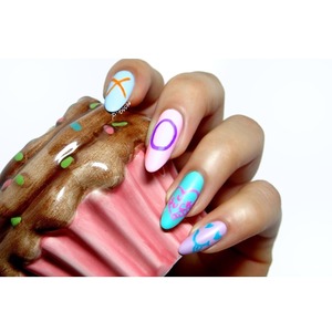 Who needs a Valentine when you can have a Cupcake!🍰

#nailart #nailpolish #polish #nails 