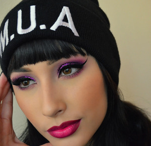 Used Dollipop and 2AM, by Sugarpill (I don't know the name of the glitter I used but I got it at the mall) lipstick by Melt Cosmetics in 6six6 and in the middle Make Up Forever lipstick 36. And my beanie by true or false lashes.