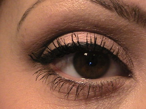 Very soft cut crease using Hush on lid, Brun & Espresso in crease and Wedge used to soften. Ricepaper used as the highlight. All products by MAC. Look done 1/2/2012