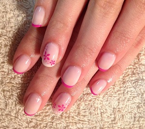 short nails
pink french manicure
hand-painted flowers
nail art at home 
natural nails