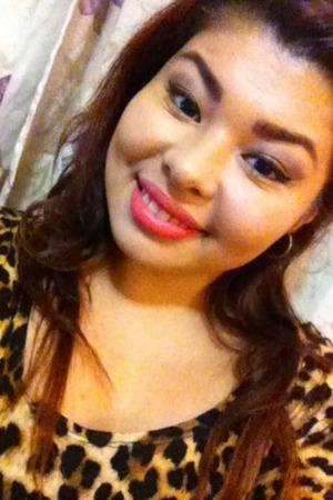 Revlon moon drop creme lipstick in 702 APRICOT ((:


Eyes (not to clear) but I used the urban decay naked 2 eyeshadow palette ((:
