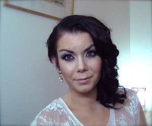 Here is the tutorial for this look :
http://www.youtube.com/watch?v=k5SSDz68WZg