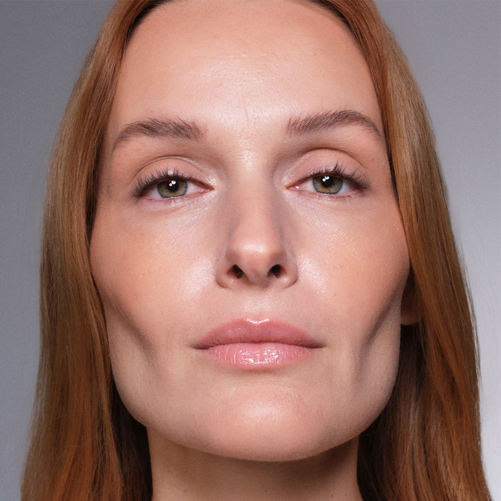 Kevyn Aucoin model wearing the Sensual Skin Bronzer in Dawn