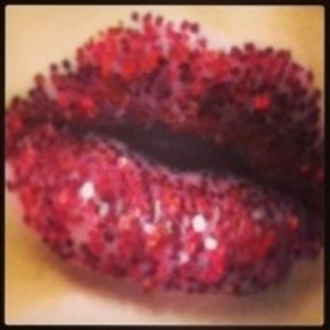 Red glitter in my lips! 