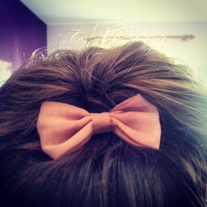 messy bun with pink bow
instagram: @freyablendell