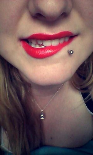 ?Red Lipstick
?Lip Piercing
?Lip Biting ?