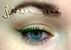 up close holiday green gradient eyeliner