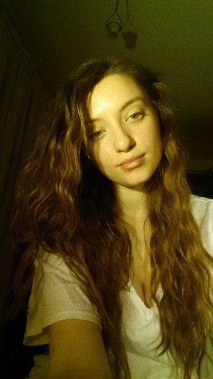 Long wavy hair,  no makeup, all natural and no filter. Just my bare selfie! <(^-^)>