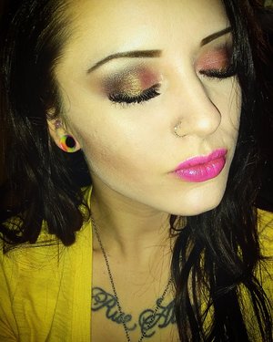 red and gold shadow with pink lips.
IG: mrsthompson0126