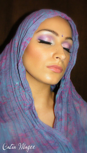Modern indian bride.
Pure Fusion mineral eyeshadows in 
White velvet on the inner corner 
and 
on the brow highlight
Apis on the lid
Hel on the outer corner and crease
and Petal on the middle of the lid