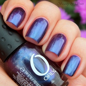 It´s violet - blue duochromatic shade with soft blue shimmer. A coverage is in two coats and consistency is a little thicker. Hold-off was four days.