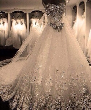 I want this dress so bad. Its so pretty 😍