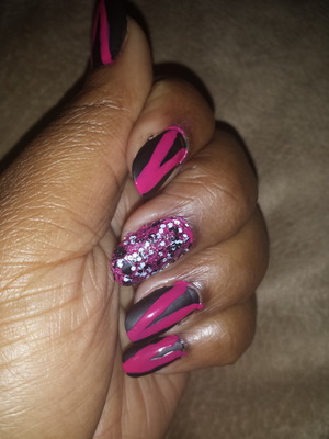 I'm a bit of a newbie with the arts...

L.A. Colors Black Circuits, China Glaze Matte, Finger Paints Flip Flop Fuchsia, Rue21 Graffiti Top Coat