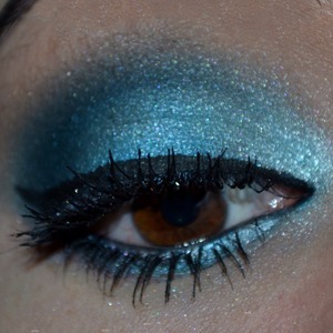 Follow @aimeebal on Instagram! #blue #makeup #urbandecay #frost #eyeshadow #amazing #cute