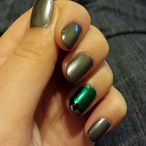 Silver and green with a small bow on the accent nail