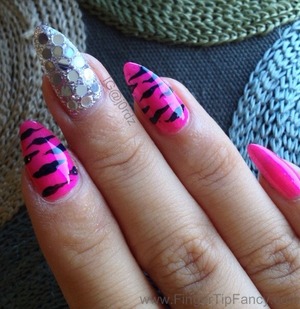 DETAILS BELOW:
http://fingertipfancy.com/hot-pink-zebra-nails-silver-bling
