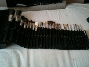 my makeup brushes from avon.... but there are no blending brushes?!