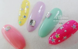 What about this Korean star glitter nails? you can do this simple nail art with just pearls and gel polish. :D Let's go see them at http://saranail.blogspot.kr 