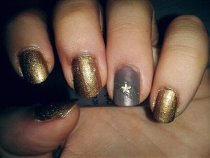 New easy nail art:

H&M gold nail polish + H&M glittery nail polish

Essence brown nail polish + matte finish top coat