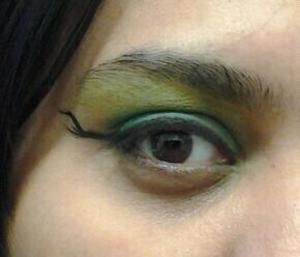 greens, and black eye liner (not liquid) and bushy eye brows :)