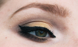 Playing around with yellow eyeshadow. More photo's can be find here: http://beautynspice.nl/lotd-yellow-stone/