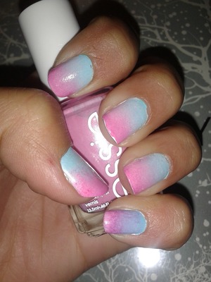 a soft warm pastel nail design
:)