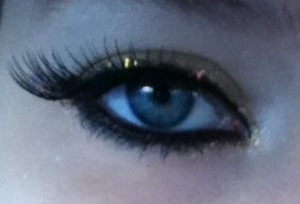 Today is my 19th birthday so i decided to sparkle up my eyes.