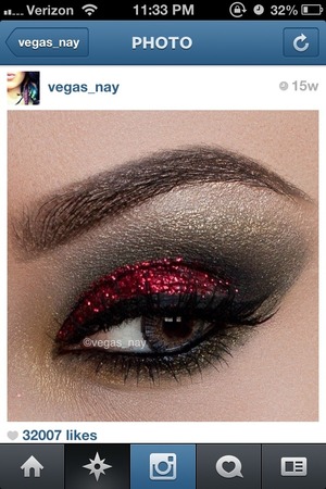 Glitter all around!
Red and silver eyeshadow