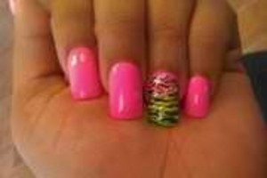 this is cute I just did three different colors on one of my nails ;) super cute 